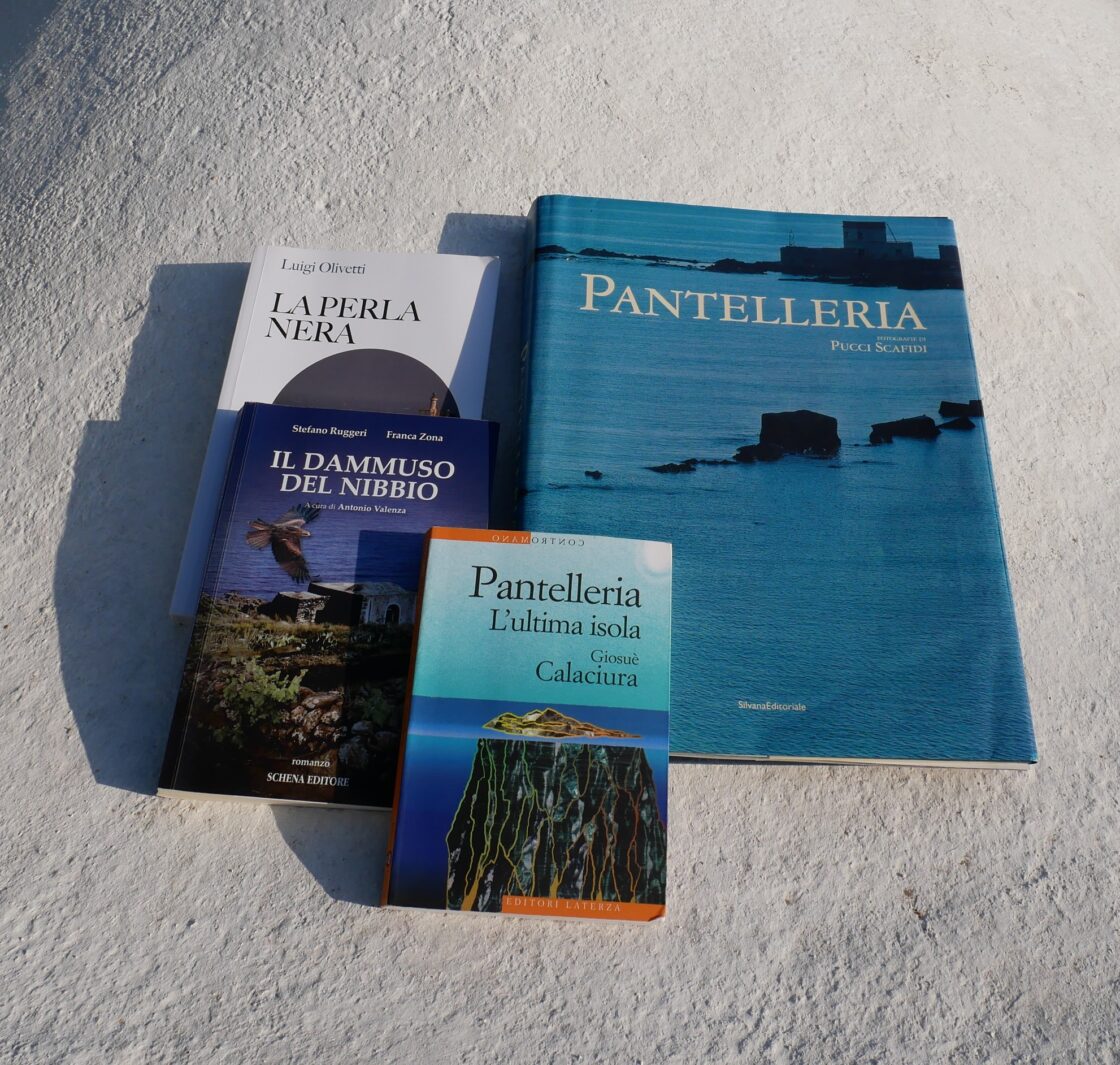 Le copertine di 4 libri da leggere prima, durante o dopo un viaggi oa Pantelleria. La Perla Nera, Il Dammuso del Nibbio, Pantelleria l'ultima Isola, Pantelleria