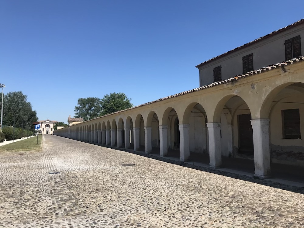 Comacchio, Piccola Venezia, Loggiato dei Cappuccini