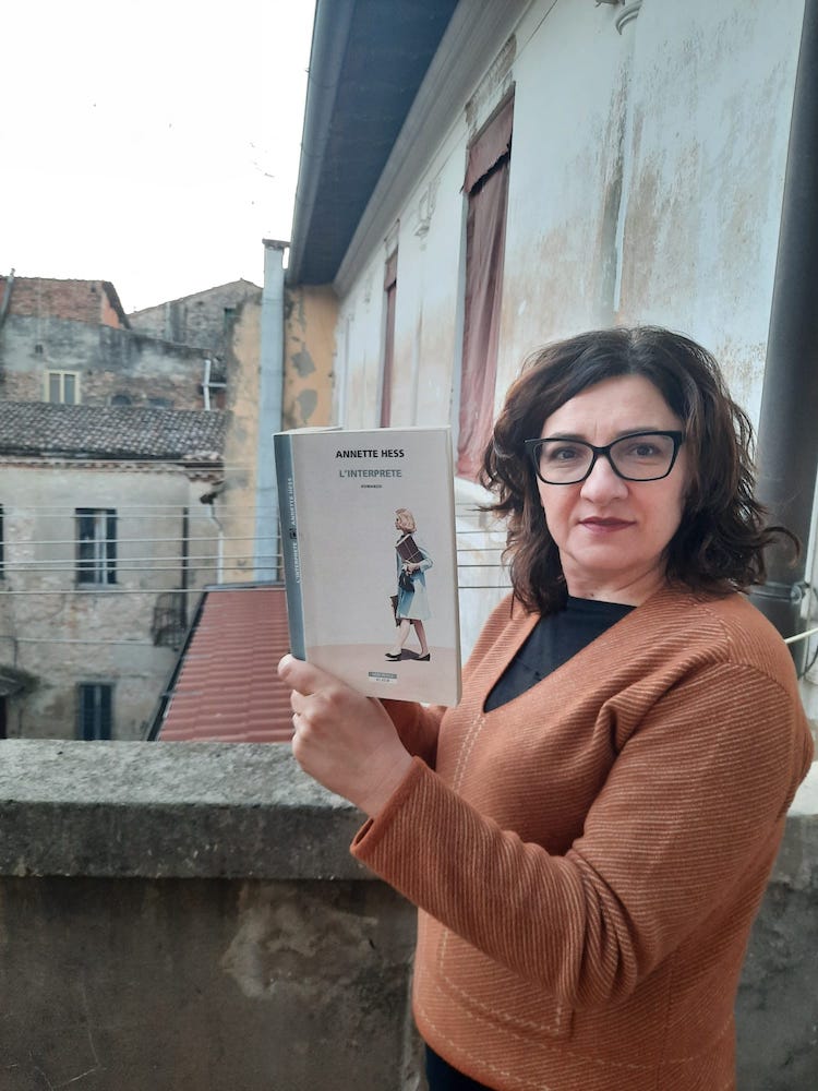 "L'interprete" di Annette Hess. La storia di Eva Bruhns, giovane interprete polacca.