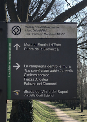 Segnali per seguire il percorso Unesco della città di Ferrara