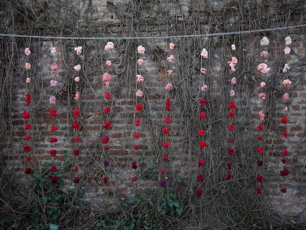 Yarn Bombing: una tecnica di graffitismo con uncinetto, con cui si rivestono monumenti, arredo urbano e piante 