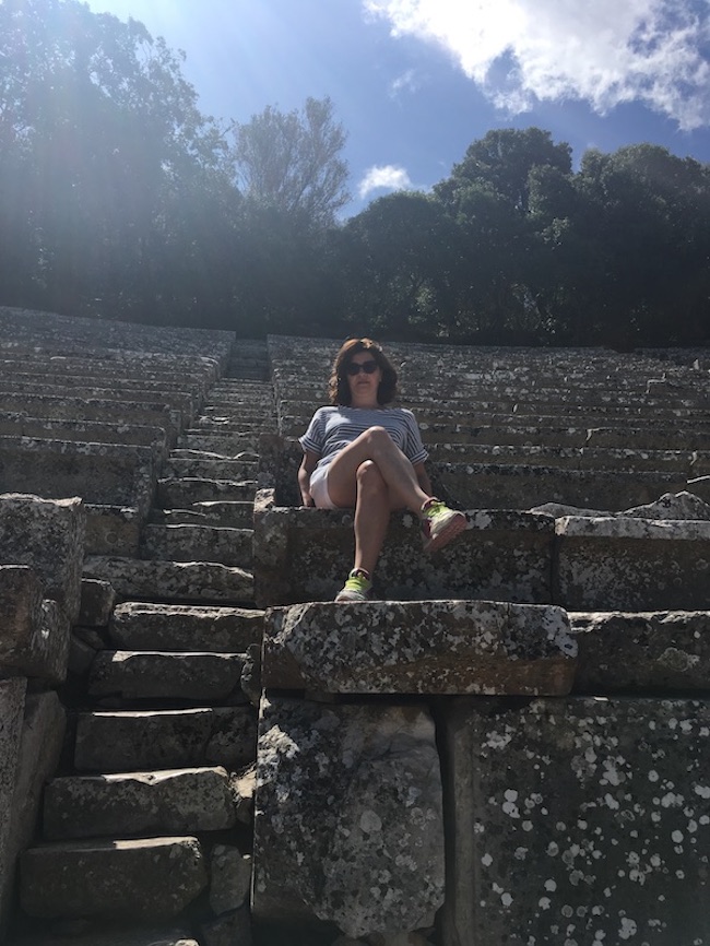Eccomi seduta sulle gradinate del Teatro di Epidauro