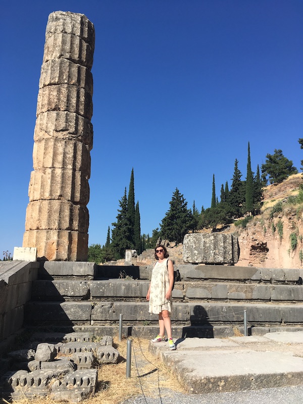 Sono ai piedi di una colonna imponente del Templio di Delfi