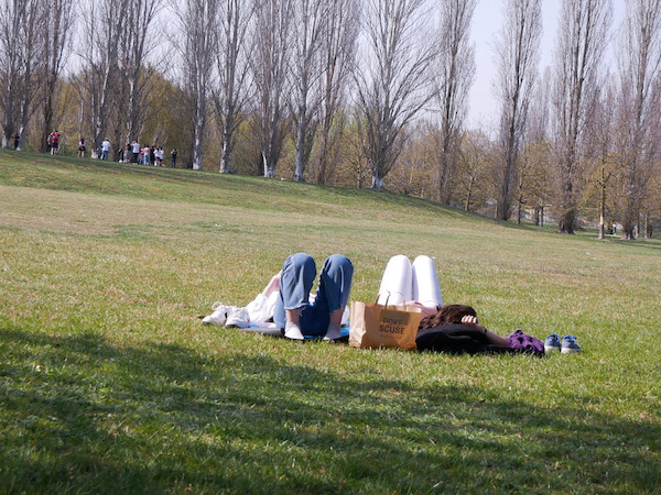 Ragazze stese al sole dopo un pic-nic