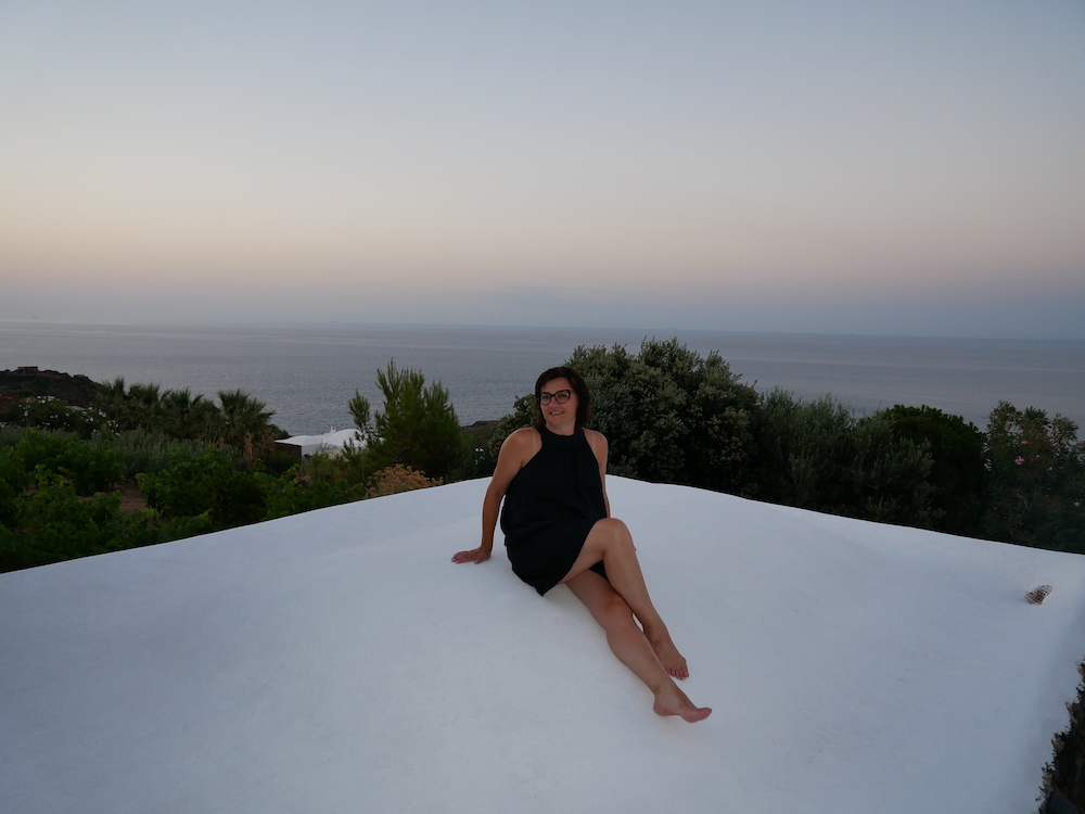 Chiara sul tetto bianchissimo del nostro dammuso all'Arco dell'Elefante, Pantelleria