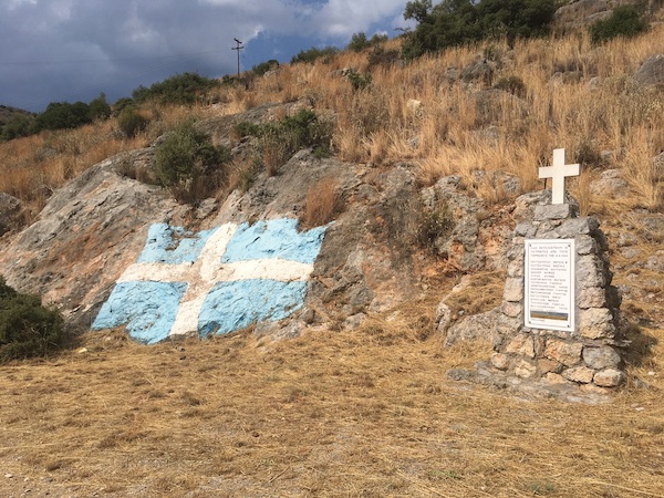 Monumento ai Caduti, bandiera greca disegnata sul pendio