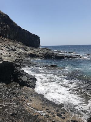 Particolare degli scogli della spiaggia di Nikà