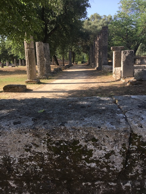 Colonnato all'ombra a Olimpia