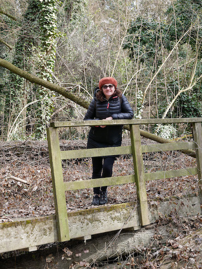 Bosco della Panfilia: ecco Chiara su un ponticello.