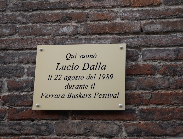 La targa che indica il luogo in cui Dalla ha suonato nel 1989 per il Ferrara Buskers Festival