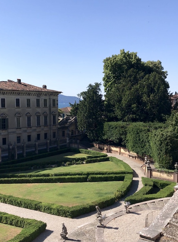 Una visuale del giardino di Villa Bettoni