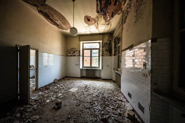 L'interno del Sanatorio di Montecatone, un luogo abbandonato della Romagna contenuto nel progetto InLoco