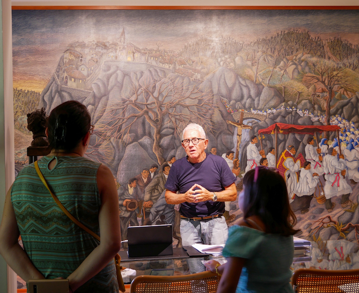 Vladimiro Covili, figlio del pittore Gino, ci illustra un quadro nella casa-museo di Pavullo Nel Frignano.