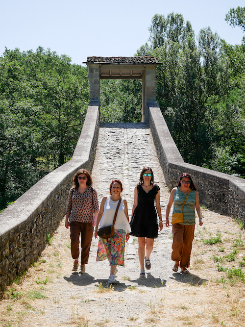 4 blogger del gruppo "Viaggi.Cibo.EMilia" sul Ponte di Olina a Pavullo Nel Frignano