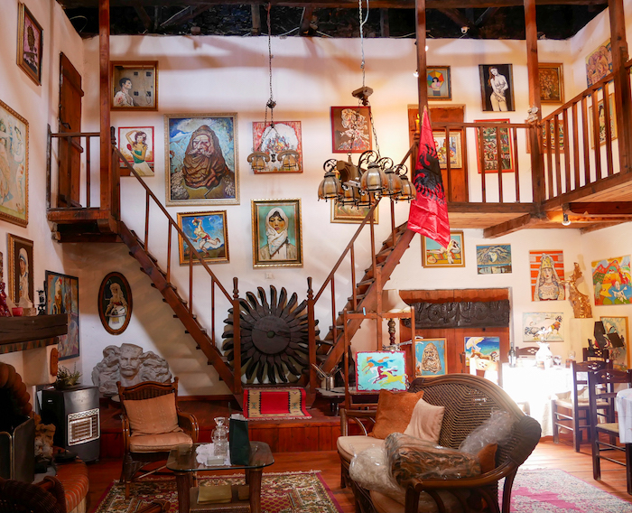 l'interno della cassa del pittore Sali Shijaku, una tipica casa ottomana, ormai rara da trovare.
