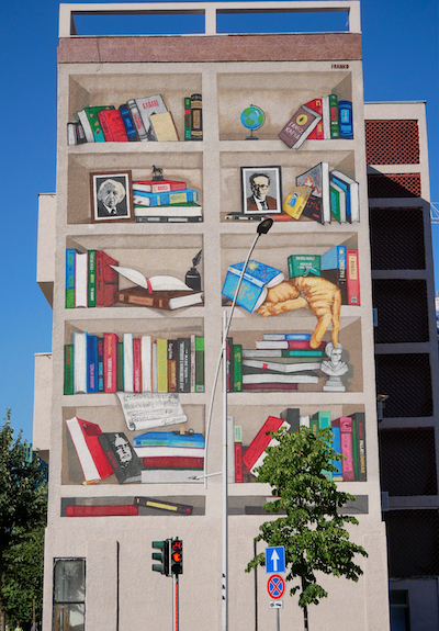 Il Murales in onore di Ismail Kadare, uno dei più famosi scrittori albanesi, sull'edificio dove si trova la sua casa