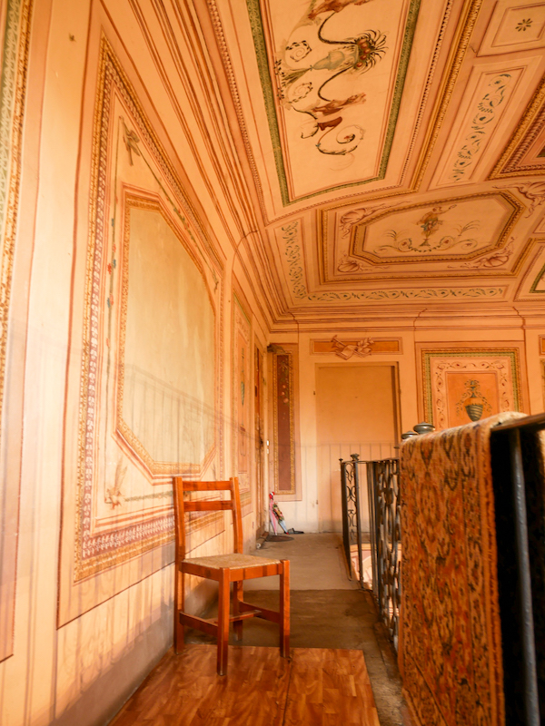 L'interno di Palazzo Greppi a Santa Vittoria. Una sala affrescata a doppio volume che oggi è divenuta anche abitazione sociale.