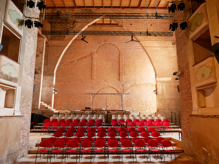 Una foto dell'interno del Teatro Sociale di Gualtieri, chiamato anche teatro Rovesciato, perchè i posti della platea si trovano al posto del palcoscenico.