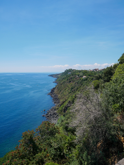 Una fotografia dall'alto della  Riserva naturale Orientata la Timpa ad Acireale