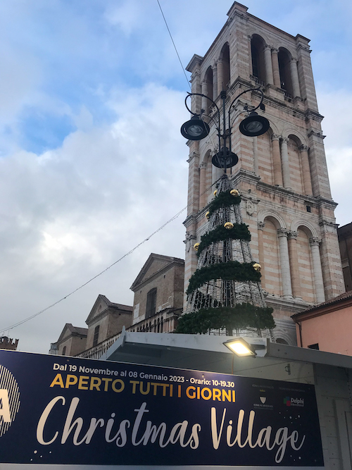 I mercatini di Natale a Ferrara, scorcio del lato della Cattedrale