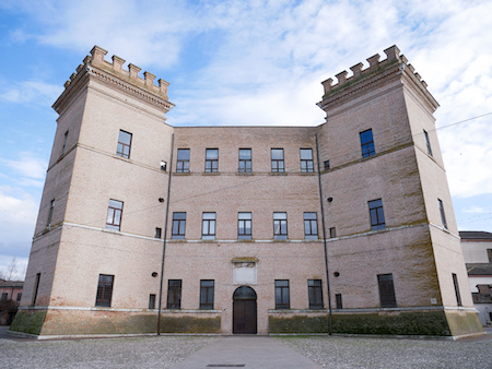 Un'immagine dell'esterno del Castello di Mesola, imponente con le sue torri a pianta quadrata