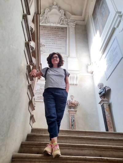 Sono sullo scalone della Biblioteca Ariostea di Ferrara, tra iscrizioni che ricordano i famosi studenti passati per questo luogo.