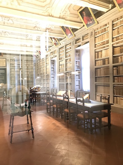 La sala Riminaldi della Biblioteca Ariostea di Ferrara contiene numerosi e preziosi manoscritti