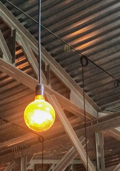 Una delle 81 lampade che ricordano il battito e il respiro di ciascuna vittima del disastro di Ustica