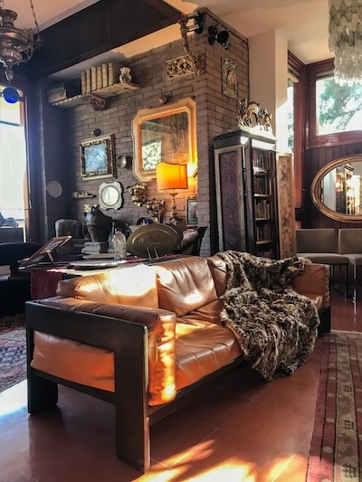 Tanto oggetti di design tra le cose da vedere alla casa-museo Renzo Savini tra cui il divano Bastiano disegnato da Tobia Scarpa