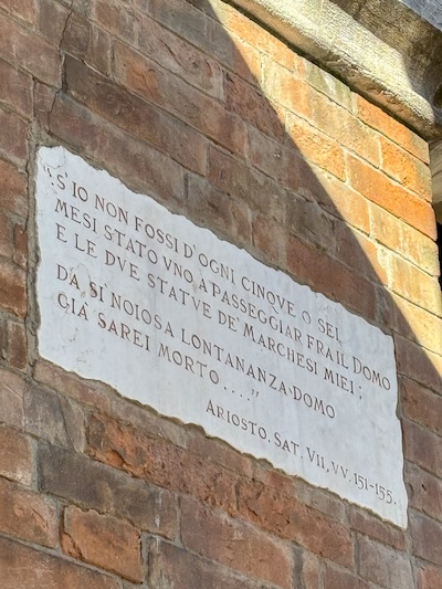 Un'epigrafe con una citazione di Ariosto. Una vera dichiarazione d'amore a Ferrara. "Se ogni cinque o sei mesi non fossi tornato a passeggiare tra il duomo e le statue dei miei marchesi, sarei morto"