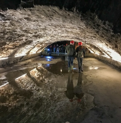 I canali svuotati dalle acque per la manutenzione diventano un nuovo punto di vista per una visita alla Bologna sotterranea