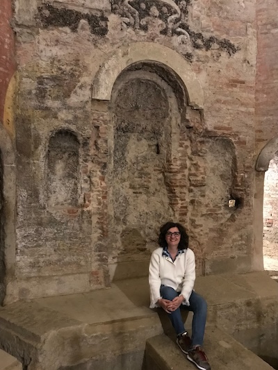 La splendida nicchia decorata con conchiglie e pietra lavica all'interno di Bagni di Mario a Bologna