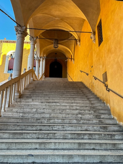 Lo scalone di marmo bianco di Piazza Municipio a Ferrara