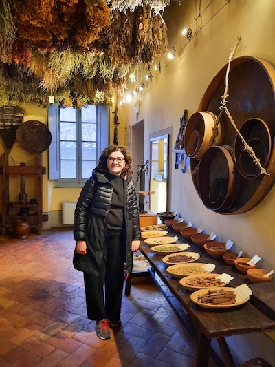 La splendida sala delle erbe al Museo Aboca a Sansepolcro. Per un attimo la terra sembra capovolta perché le piante officinali pendono dal soffitto