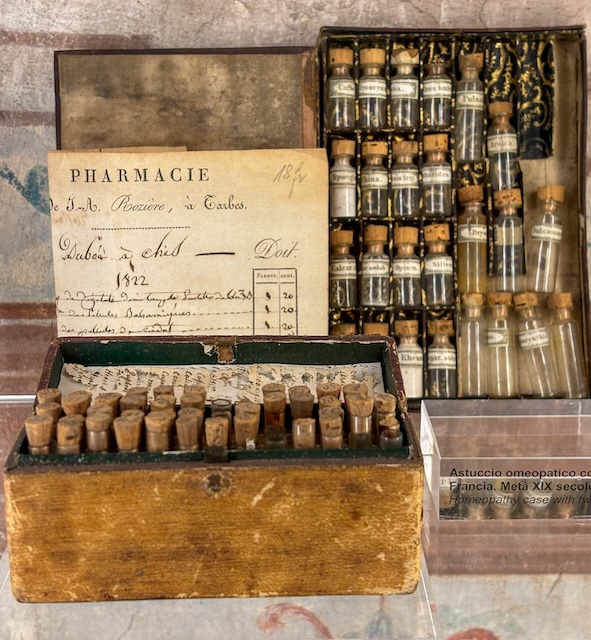 Farmacia da viaggio del 1822 in esposizione all'Aboca Museum a Sansepolcro