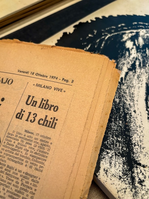 I libri oggetto sono libri dal formato insolito, "Milano vive" pesa 13 kg
