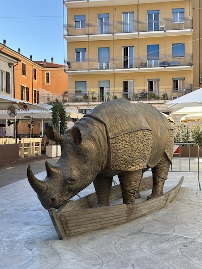 La rinocentessa davanti a Palazzo Fulgor, una sede del Museo Fellini a Rimini.