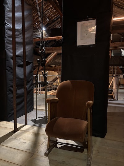 E' ancora visitabile il sottotetto del teatro comunale di ferrara, dove è visibile l'argano, strumento che serviva per sollevare ed abbassare i pensati lampadari che illuminavano il teatro
