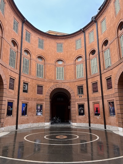La Rotonda Foschini, era il luogo in cui arrivavano le carrozze dei nobili e li lasciavano all'ingresso del teatro di Ferrara